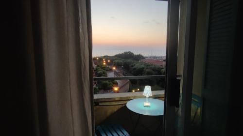 蓬塔阿拉Bellavista Punta Ala的客房设有带桌子的窗户,享有美景。