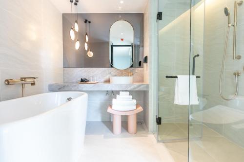 曼谷The SACHA Apart-Hotel Thonglor的带浴缸、淋浴和盥洗盆的浴室