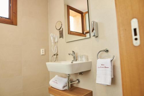 卡塞雷斯Hotel Casa Palacio Pereros的一间带水槽和镜子的浴室