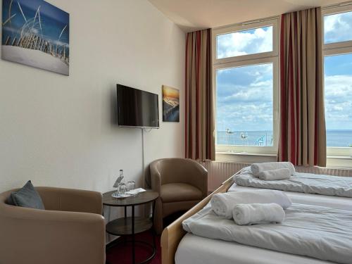 沙博伊茨Zeitlos Hotel Garni的酒店客房设有两张床和窗户。