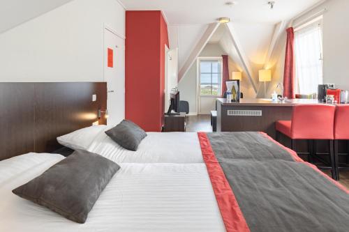 栋堡海滨胡伊斯住宿加早餐旅馆的一间卧室设有两张床和红色的墙壁