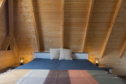 多鲁姆纽菲尔德MP39 - Strandvogt 2 Komfort的木制客房的一张床位,配有两个枕头