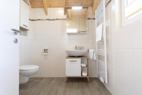多鲁姆纽菲尔德MP39 - Strandvogt 2 Komfort的一间带水槽和卫生间的浴室