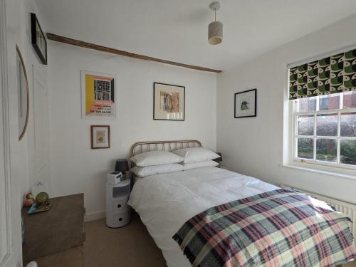 哈里奇Arts House centre of Harwich Harbour的白色的卧室设有床和窗户