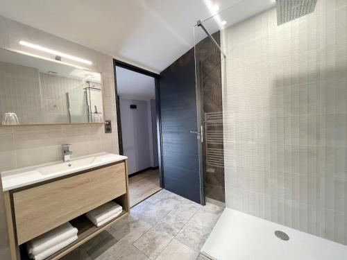 Saint-MardLe240b #4的一间带水槽和淋浴的浴室