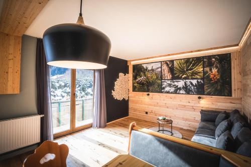 马尔尼茨Tauernlust Outdoor & Relax的带沙发和大窗户的客厅
