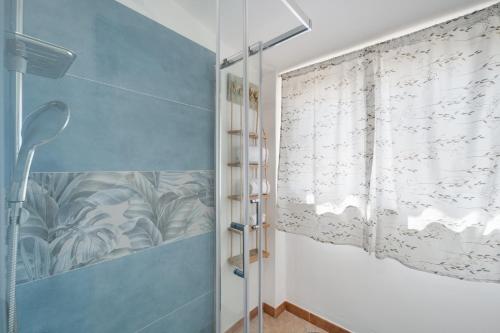 ElmasLe tenute del mandarino的带淋浴的浴室和玻璃门