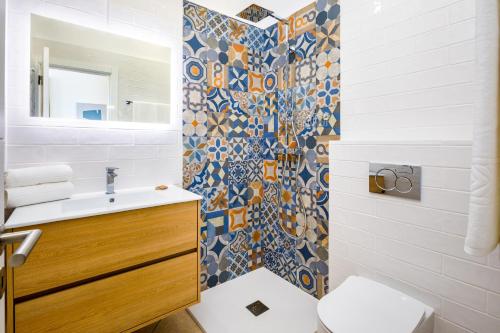 卡武埃鲁CASA 4YOU的带淋浴、卫生间和盥洗盆的浴室