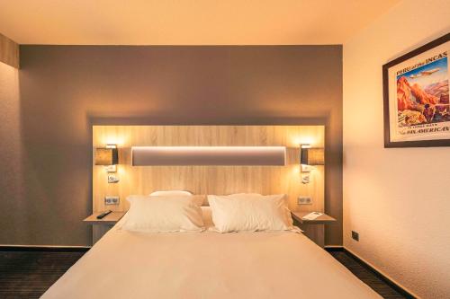 维特罗勒贝斯特韦斯特马赛机场酒店的卧室配有一张带两个枕头的大白色床