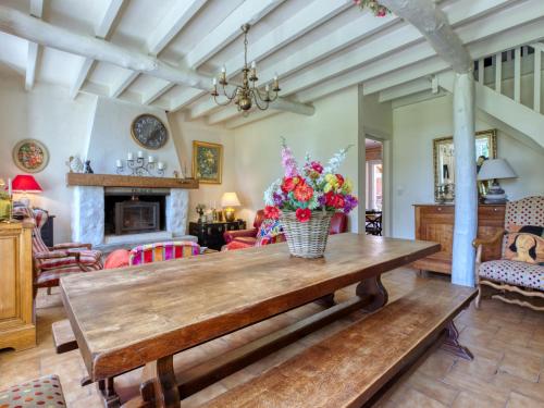 Naujac-sur-MerHoliday Home Poumeyrette - NSM120 by Interhome的客厅配有带鲜花的木桌