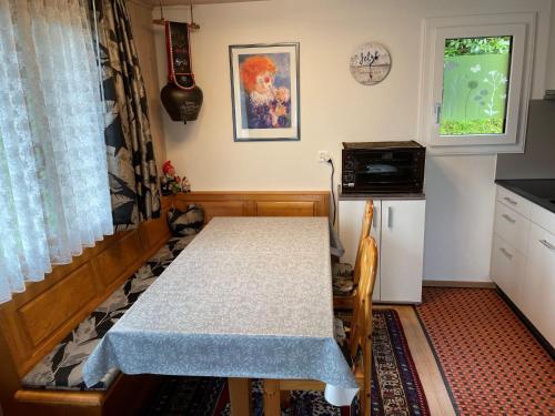 Oberwilen吉斯维尔马格里斯格罗斯特尔度假屋的一个带桌子、水槽和窗户的小厨房