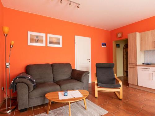 乌曼茨Apartment Am Strom-3 by Interhome的客厅配有沙发和两把椅子