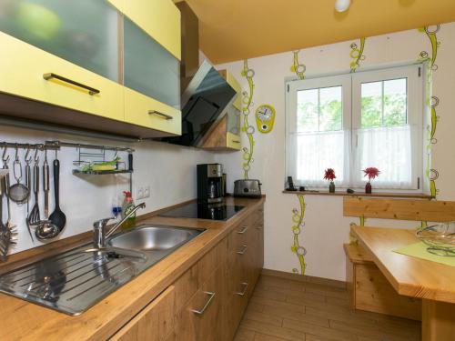乌曼茨Holiday Home Boddenruhe by Interhome的一个带木制橱柜和水槽的厨房
