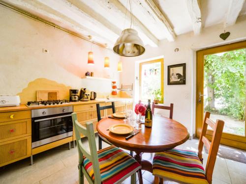 齐塞恩·都兰Holiday Home Au Soleil Joyeux - CTU201 by Interhome的一间厨房,内设一张木桌和椅子