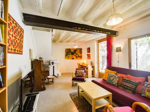 齐塞恩·都兰Holiday Home Au Soleil Joyeux - CTU201 by Interhome的客厅配有紫色沙发和桌子