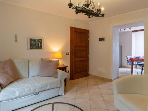 MusignanoApartment della Nonna by Interhome的客厅配有白色的沙发和桌子