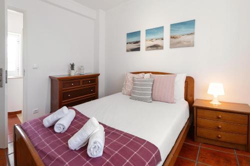 阿托吉亚达巴莱亚Villa Juno的一间卧室配有带毛巾的床