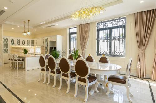 Kinh DinhVILLA PARK的一间配备有白色桌椅的用餐室