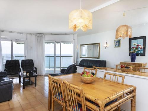 普拉加德阿罗Apartment Fanals-1 by Interhome的用餐室以及带桌椅的起居室。