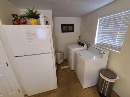 派恩芒廷Little Garden House的带冰箱、洗衣机和烘干机的小厨房