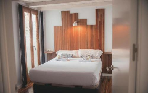 科尔多瓦Trigo Homes的卧室配有白色的床和2条毛巾