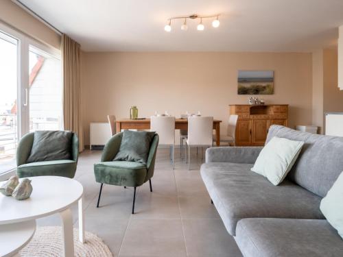 布列登Apartment Residentie Zandloper II by Interhome的客厅配有沙发、椅子和桌子