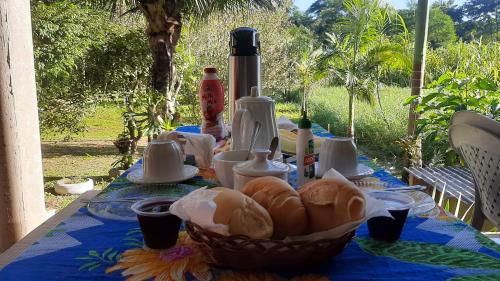 帕拉蒂Rancho Esperança, pouso e comida a lenha的上面有一篮面包的桌子
