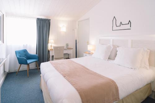 诺亚芒提亚芙蓉塞尔酒店的卧室配有一张白色大床和一张蓝色椅子