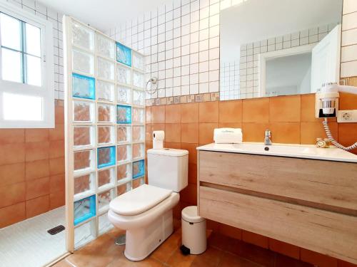 阿德耶卡萨皮斯西斯旅馆的一间带卫生间、水槽和镜子的浴室