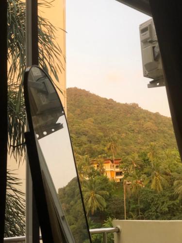 Ka RornTIL DAWN Phuket的山景窗户