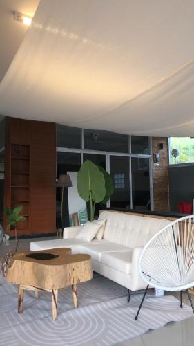 Ka RornTIL DAWN Phuket的客厅配有白色沙发和茶几