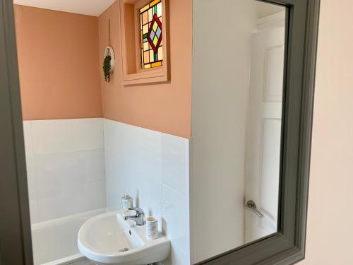 利奇菲尔德Stunning Rural Apartment - Sleeps 6 - Parking的一间带水槽和淋浴的浴室