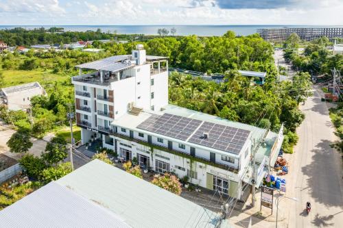 富国Leaf Hotel Phu Quoc的建筑的顶部景观,上面有太阳能电池板