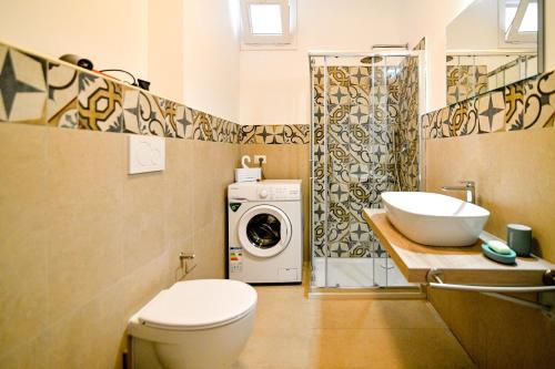 阿沃拉Apartment Laura的浴室配有卫生间、盥洗盆和洗衣机。