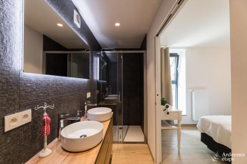 萨尔特-雷斯温泉Arbre Epine的客房内设有带水槽和卫生间的浴室
