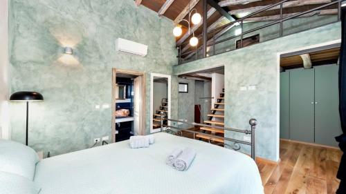 坎法奈尔Villa Baraka的卧室设有一张白色大床和楼梯。