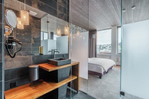 Menzikenb-smart hotel Menziken的一间带水槽的浴室和一间卧室