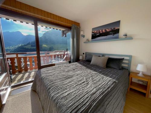 大博尔南Grand-Bo: joli appartement sur les pistes avec vue的一间卧室设有一张床和一个美景阳台