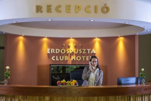 德布勒森伊瑞达斯帕斯塔菲奈斯俱乐部酒店的坐在酒店接待台的女人