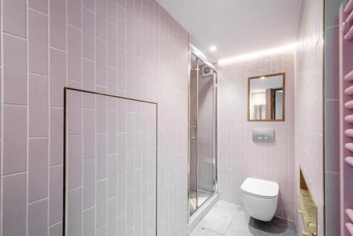 伦敦Entire Home on Victoria Park的白色的浴室设有卫生间和淋浴。