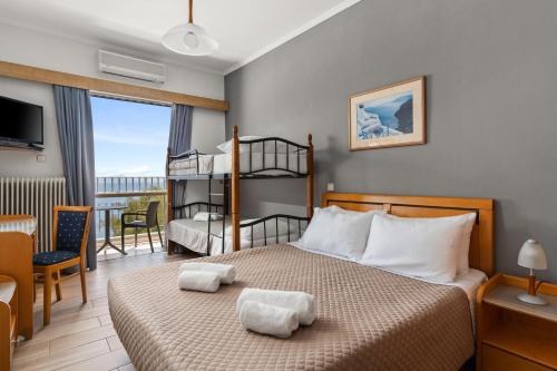 阿马林索斯Stefania Hotel的一间带双层床的卧室和一个阳台
