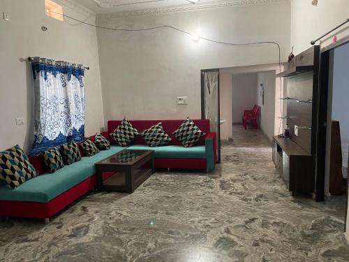 德奥加尔Parmarth Lok的客厅配有沙发和桌子