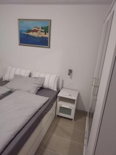 格拉达茨Apartments Miličević的一间小卧室,配有床和床头柜