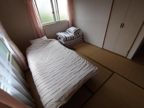 上富良野町メゾンドヴィラ的小房间设有床和窗户