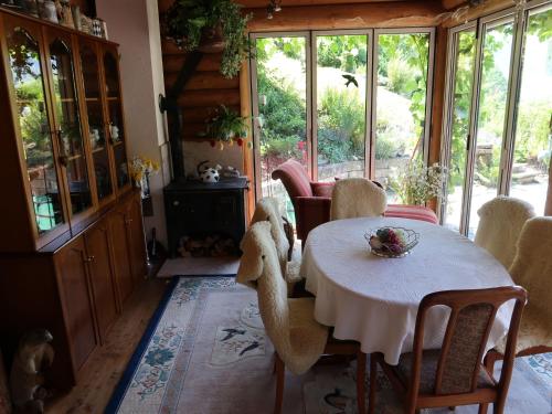 普拉格耶纳茨Holiday Home Chalet Bergnest by Interhome的一间配备有白色桌椅的用餐室