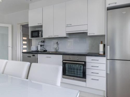 SalmentakaHoliday Home Villa hirvas by Interhome的厨房配有白色橱柜和白色家电