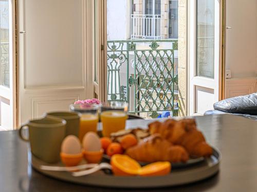 欧赖Apartment An'Alré by Interhome的桌上一盘带鸡蛋和橙子的食物