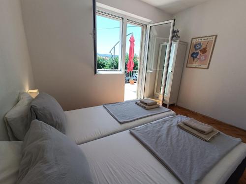 斯塔里格勒Holiday House Oleas Stari Grad Hvar - 2 Min To Center Ocean Bus Supermarket的一间卧室设有两张床和大窗户