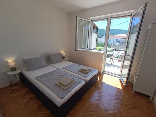 斯塔里格勒Holiday House Oleas Stari Grad Hvar - 2 Min To Center Ocean Bus Supermarket的一间卧室配有一张床,上面有两条毛巾