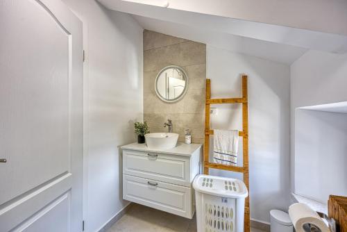 维齐纳达Casa Darel with Whirlpool的一间带水槽和镜子的浴室